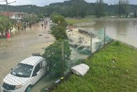 Tangkap layar sebuah video tular memaparkan kejadian banjir di Taman Sri Alam, Puncak Alam, Selangor selepas benteng takungan air pecah pada Ahad.