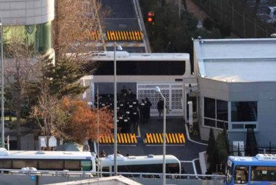 Penyiasat Korea Selatan daripada agensi antirasuah negara memasuki kediaman presiden pada Jumaat untuk melaksanakan waran penahanan terhadap Presiden Yoon Suk Yeol selepas kegagalannya melaksanakan undang-undang tentera bulan lalu. Foto Xinhua