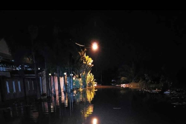 Air laut pasang memasuki kawasan Taman Sri Bayu, Tumpat.