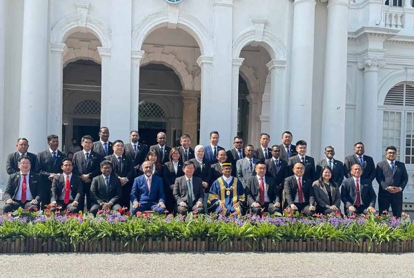 Kon Yeow (duduk: lima dari kiri) bergambar dengan barisan Exco Kerajaan Pulau Pinang bersama 24 Ahli Majlis MBPP di hadapan Dewan Bandaraya pada Jumaat.