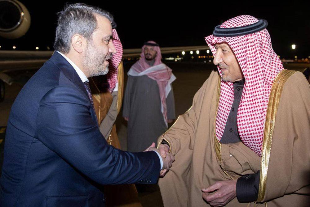 Asaad berjabat tangan dengan Timbalan Menteri Luar Arab Saudi, Waleed Elkhereiji, semasa tiba di Riyadh, Arab Saudi pada 1 Januari 2025. Foto Reuters