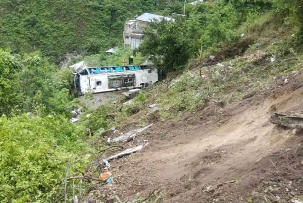 Sekurang-kurangnya 13 maut, manakala 29 lagi cedera apabila sebuah bas terjunam ke dalam gaung pada Jumaat di Lebuhraya Pan-Amerika di barat daya Colombia. Foto X