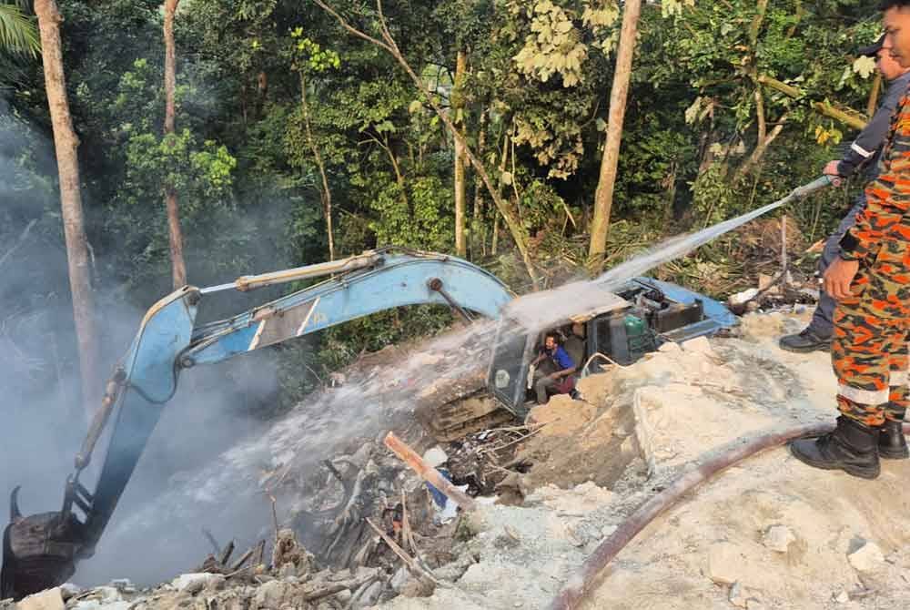 Pasukan bomba menjalankan operasi pemadaman di tapak sampah haram yang mula terbakar pada Khamis.