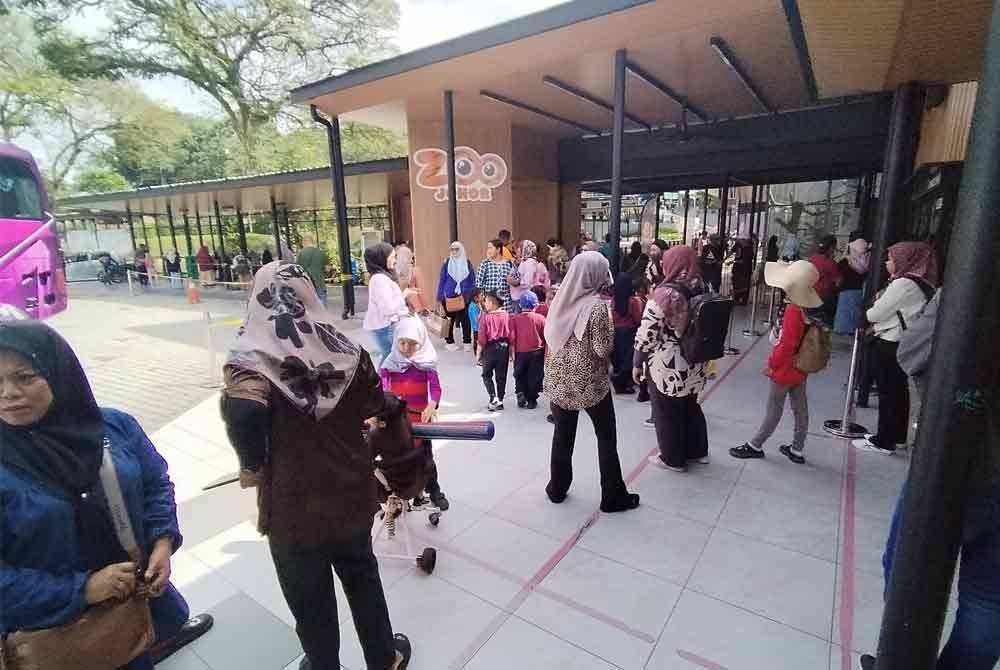 Orang ramai menunggu gikiran memasuki Zoo Johor.