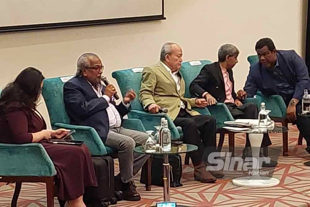 Tan Sri Muhammad Shafee Abdullah (dua dari kiri) ketika berucap dalam Townhall Rakyat Mencari Kebenaran bertajuk Pengampunan Diraja: Skop dan Halangan di Sime Darby Convention Centre, Bukit Kiara pada Sabtu.