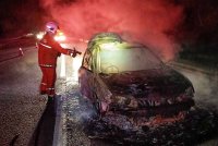 Anggota bomba yang terlibat dalam operasi pemadaman teksi terbabit. Foto ihsan JBPM