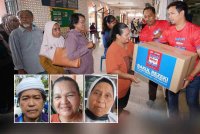 Penerima yang menerima sumbangan bakul rezeki dalam program Jelajah Sinar Untuk Rakyat di Masjid Jamek Beseri, di sini pada Sabtu. Gambar kecil dari kiri: Kamaruddin, Lamai, Minah Che Mat