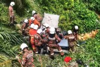 Anggota bomba mengeluarkan mangsa yang tersepit dalam kereta itu selepas terjatuh ke dalam gaung di Kilometer 152.4 Lebuhraya Pantai Timur (LPT) pada Sabtu. Foto PDRM