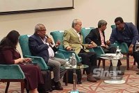 Tan Sri Muhammad Shafee Abdullah (dua dari kiri) ketika di Townhall Rakyat Mencari Kebenaran bertajuk Pengampunan Diraja: Skop dan Halangan di Sime Darby Convention Centre, Bukit Kiara pada Sabtu.