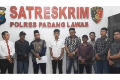 Pendamaian di lakukan oleh pelaku dan mangsa di balai polis Padan Lawas pada Selasa lalu. Foto Agensi