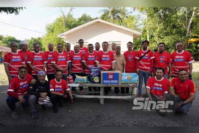 Tuanku Syed Faizuddin (berdiri, enam dari kanan) berkenan turun padang menyampaikan sumbangan kepada asnaf di kawasan Beseri sempena Jelajah Sinar Untuk Rakyat pada Sabtu.