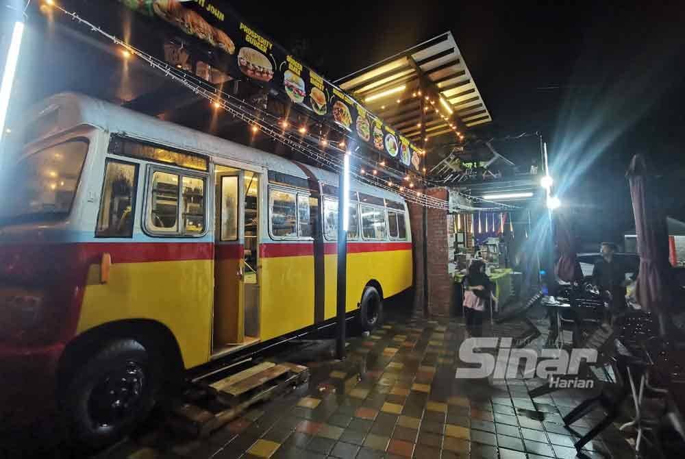 Dua buah bas lama yang dijadikan ruangan makan menjadi antara tarikan di Stesen Bas Lama Kuala Berang, Hulu Terengganu.