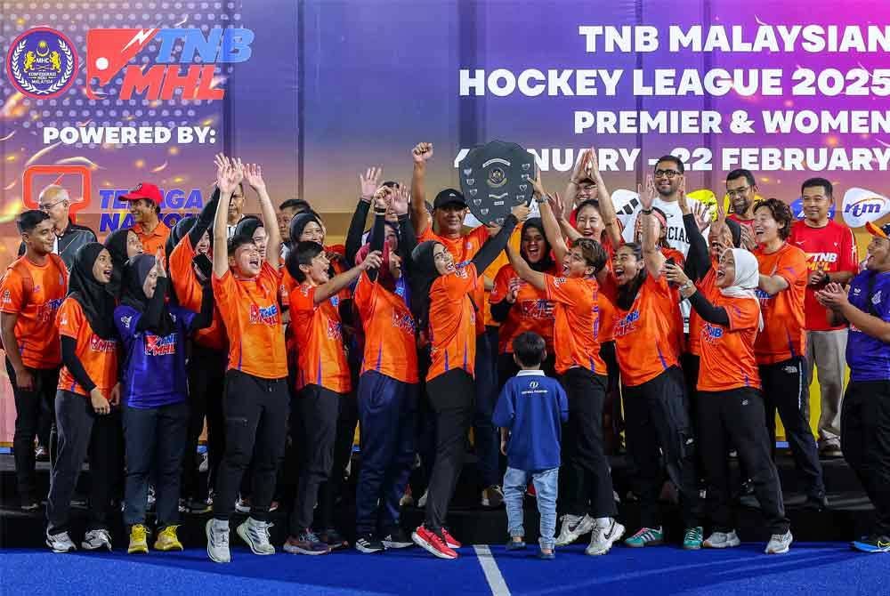 Pemain-pemain Blue Warriors meraih kejayaan selepas menjinakkan Malaysian University pada aksi Piala Sumbangsih di Stadium Hoki Nasional 2, Bukit Jalil.