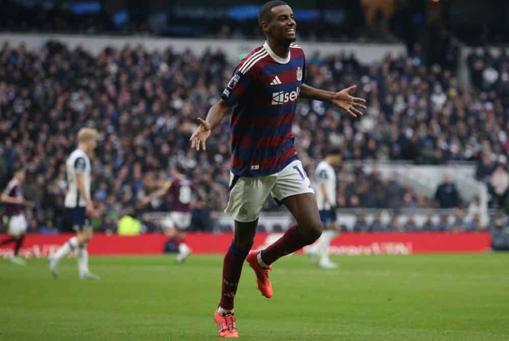 Isak memastikan Newcastle keluar pemenang dari laman Tottenham Hotspur. Foto: Agensi