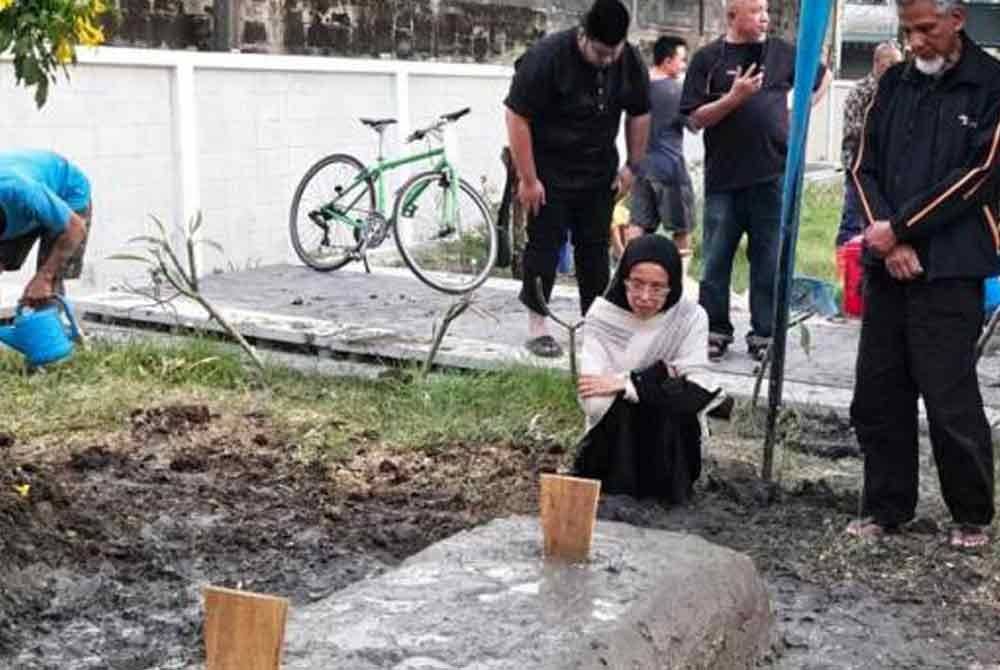 Jenazah Nurniqmat telah disolatkan di sebuah masjid di Hua Hin sebelum dibawa ke Tanah Perkuburan Islam Masjid Darul Abideen di Bangkok.