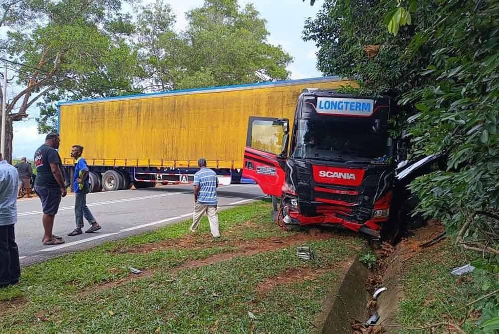 Lori treler yang terlibat dalam kemalangan berkenaan. Foto IPD Kluang