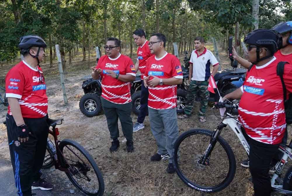 Tuanku Syed Faizuddin Putra berkenan menyertai kayuhan sempena Jelajah Sinar Untuk Rakyat pada Sabtu di Beseri. Turut kelihatan Zamri (dua dari kiri) dan Pengarang Eksekutif Kumpulan Sinar Harian, Azmi Tarmizi (tiga dari kiri).