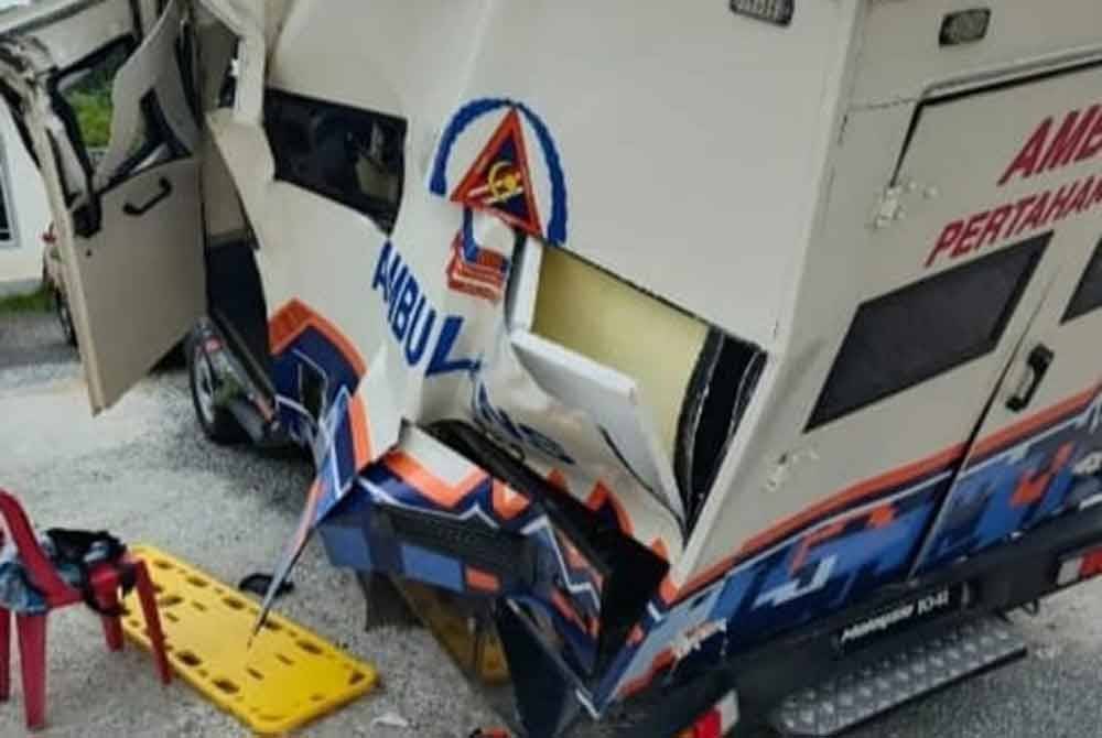 Ambulans milik APM yang terlibat dalam kemalangan bersama sebuah kren di Jalan Garuda, Batu 9 Kebun Baru, Telok Panglima Garang pada Sabtu.