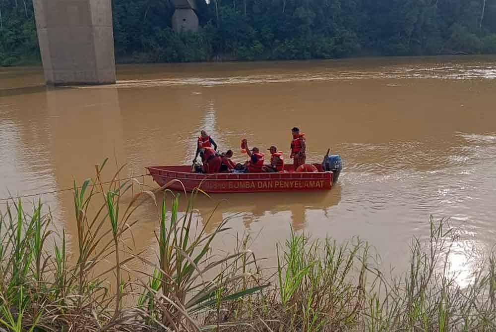 Anggota bomba melakukan pencarian pada hari kedua SAR remaja lelaki yang dikhuatiri lemas selepas terjatuh dari rumah rakit ke dalam Sungai Pahang, Jalan Kampung Pedah di Kampung Jerantut Feri, Jerantut.