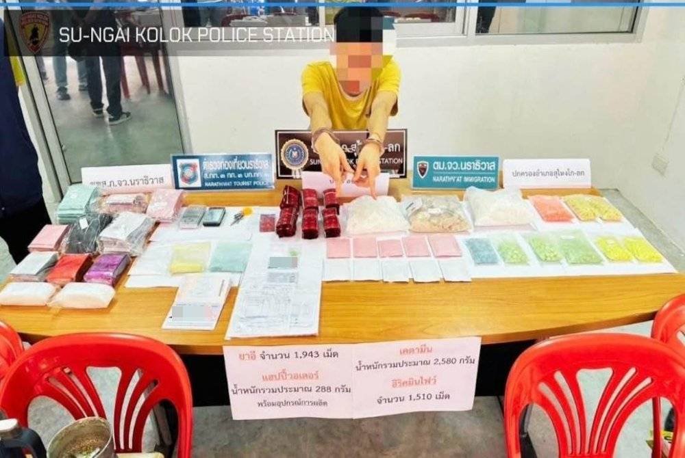 Polis Thailand menahan seorang lelaki rakyat Malaysia kerana disyaki mengedar pelbagai jenis dadah dianggarkan bernilai RM120,000 dalam serbuan di sebuah premis di Sungai Golok, selatan Thailand, pada 30 Disember lepas. Foto Polis Sungai Golok