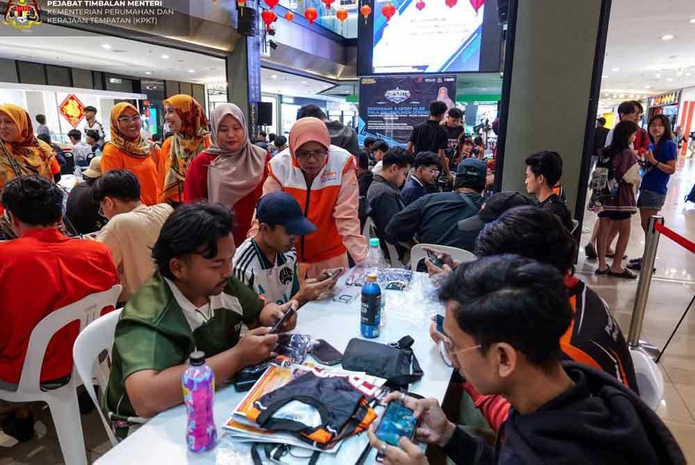 Aiman Athirah (kanan) berkesempatan beramah mesra bersama peserta Kejohanan E-Sport Mobile Legends: Bang Bang (MLBB).