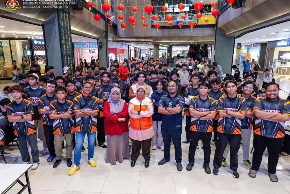 Aiman Athirah (enam dari kiri) bersama 32 pasukan yang bertanding pada Kejohanan E-Sport Mobile Legends: Bang Bang (MLBB) Piala Ahli Parlimen Sepang 2025 di D’Pulze, Cyberjaya pada Ahad.