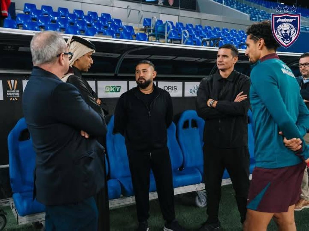 Tunku Mahkota Ismail (tengah) berbual bersama Nasser (dua, kiri) mengenai hubungan strategik JDT serta PSG di Doha. Foto FB HRH Crown Prince of Johor.