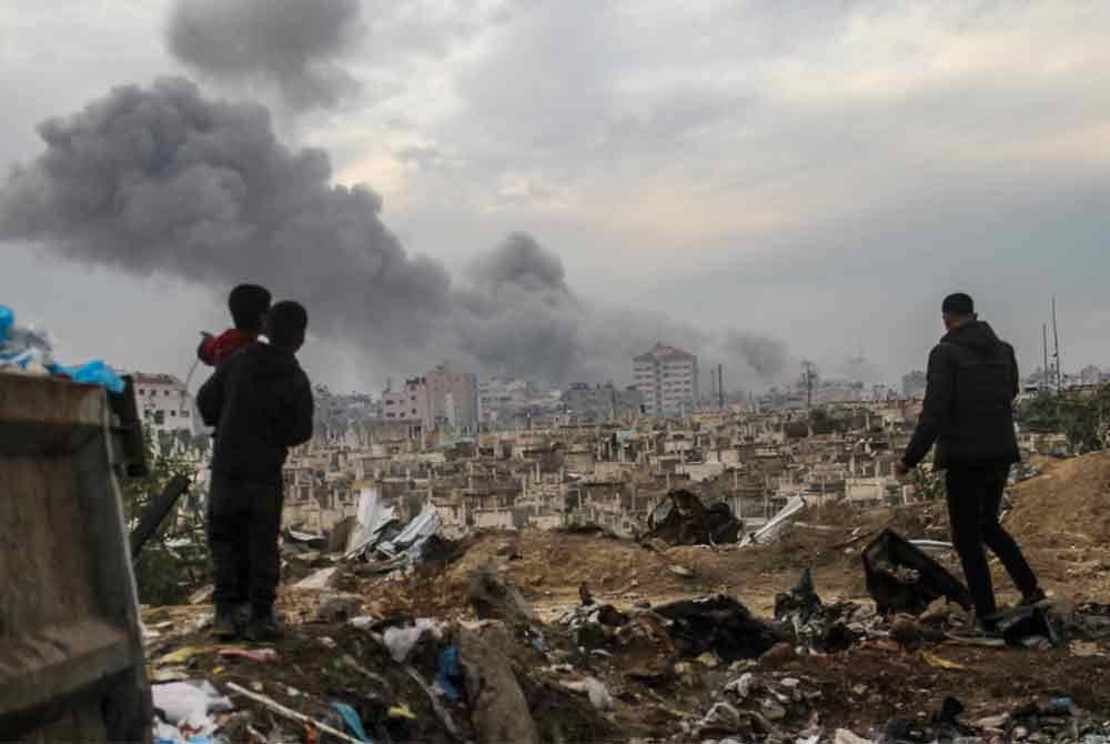 Asap tebal selepas tentera Israel menyerang dataran kediaman di kejiranan al-Rimal di bandar Gaza. Foto Xinhua