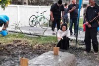 Jenazah Nurniqmat telah disolatkan di sebuah masjid di Hua Hin sebelum dibawa ke Tanah Perkuburan Islam Masjid Darul Abideen di Bangkok.