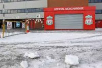 Keadaan salji di perkarangan Anfield menjelang aksi Liverpool berdepan United pada awal pagi Isnin. Foto Agensi.