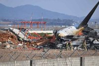 Pesawat Jeju Air yang membawa 181 orang yang pulang dari Bangkok, terhempas ketika mendarat di Lapangan Terbang Antarabangsa Muan di daerah barat daya Muan pada 29 Disember, mengorbankan semua kecuali dua orang di dalamnya.