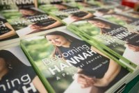 Buku 'Becoming Hannah: A Personal Journey' mendatangkan kontroversi. Foto media sosial