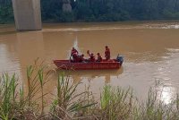 Anggota bomba melakukan pencarian pada hari kedua SAR remaja lelaki yang dikhuatiri lemas selepas terjatuh dari rumah rakit ke dalam Sungai Pahang, Jalan Kampung Pedah di Kampung Jerantut Feri, Jerantut.