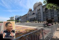 Pekarangan Istana Kehakiman Putrajaya telah dipasang pagar pada Ahad. Foto Bernama (Gambar kecil: Mohd Zamzuri)