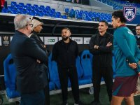 Tunku Mahkota Ismail (tengah) berbual bersama Nasser (dua, kiri) mengenai hubungan strategik JDT serta PSG di Doha. Foto FB HRH Crown Prince of Johor.