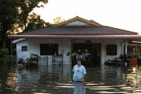 Kejadian banjir kilat ekoran hujan lebat sejak petang tadi di Jalan Salak, Sungai Rokam, hari ini. Foto Bernama