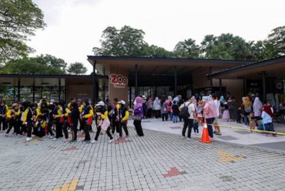 Zoo Johor adalah antara lokasi menjadi tumpuan ibu bapa membawa anak-anak meluangkan masa cuti hujung minggu kali ini. Foto Bernama