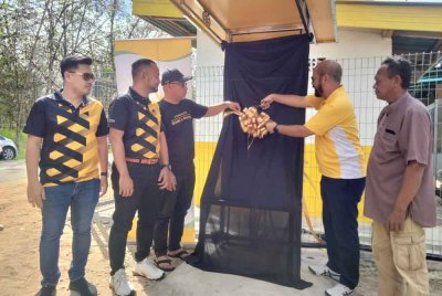 Zawahir (kiri) mengiringi Zafri merasmikan Projek Air Bersih Etiqa di Kampung Bukit Budu pada Ahad.