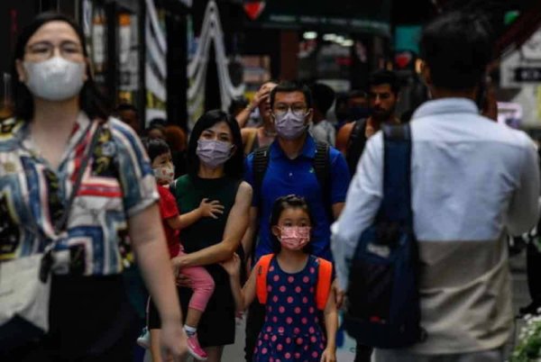 Orang ramai boleh mengamalkan memakai pelitup muka apabila ke kawasan tumpuan ramai terutama bagi golongan yang berisiko tinggi bagi mengelak dijangkiti HMPV. Gambar hiasan