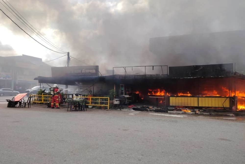 Lapan gerai makan di Taman Sri Puteri Skudai di sini hangus dalam kebakaran pada petang Ahad. Foto JBPM