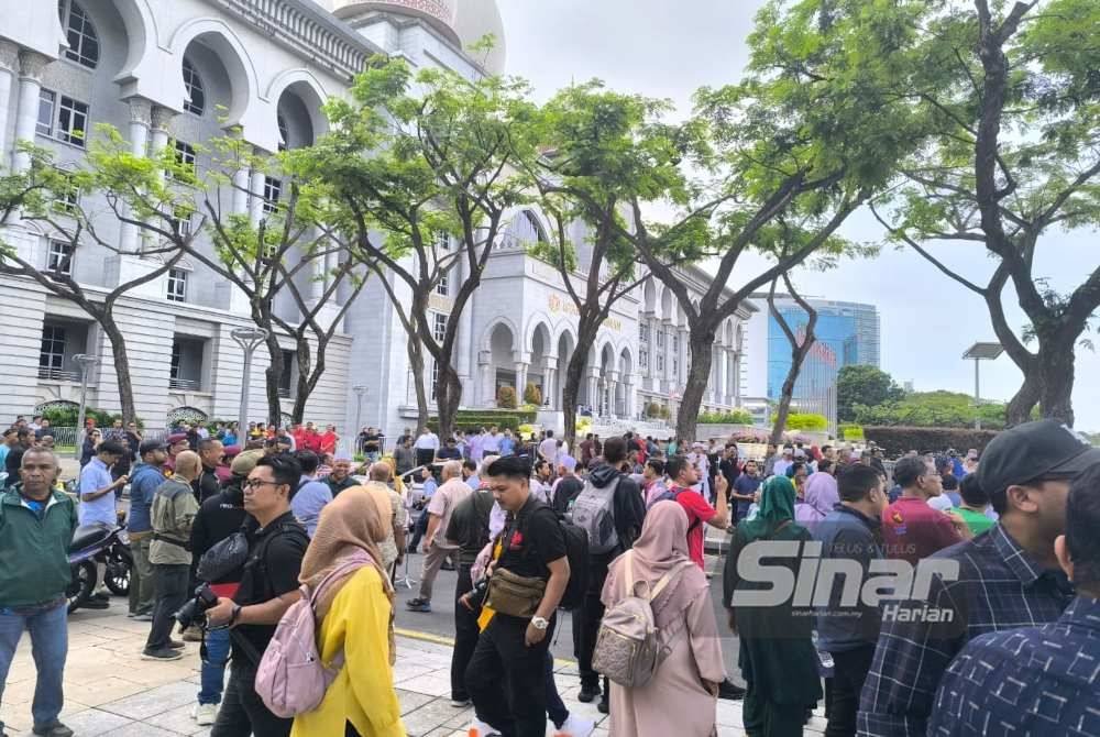 Orang ramai mula membanjiri pekarangan Istana Kehakiman, di sini bagi menghadiri pendengaran rayuan bekas Perdana Menteri, Datuk Seri Najib Tun Razak pada Isnin.