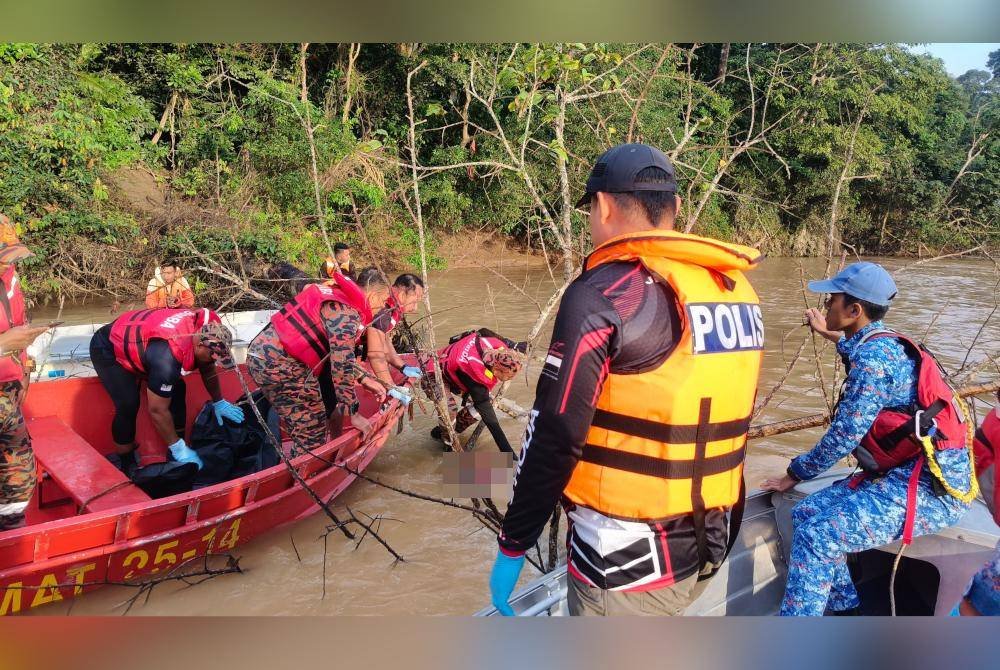 Anggota bomba membantu mengangkat mayat mangsa yang ditemui kira-kira jam 7.45 pagi pada Isnin.