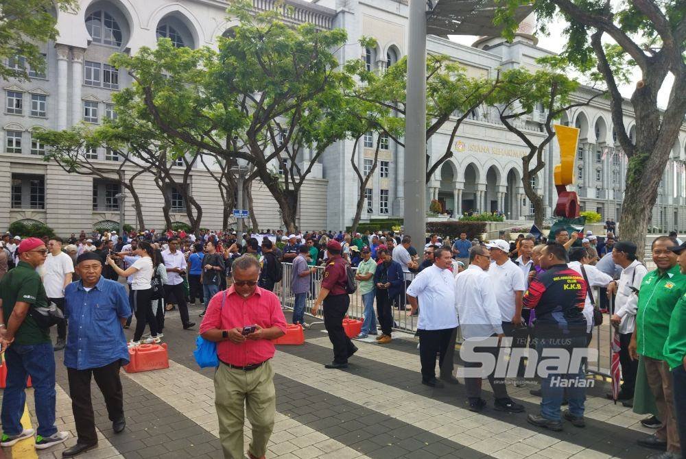 Antara individu yang hadir ke pekarangan Istana Kehakiman di sini pada Isnin.