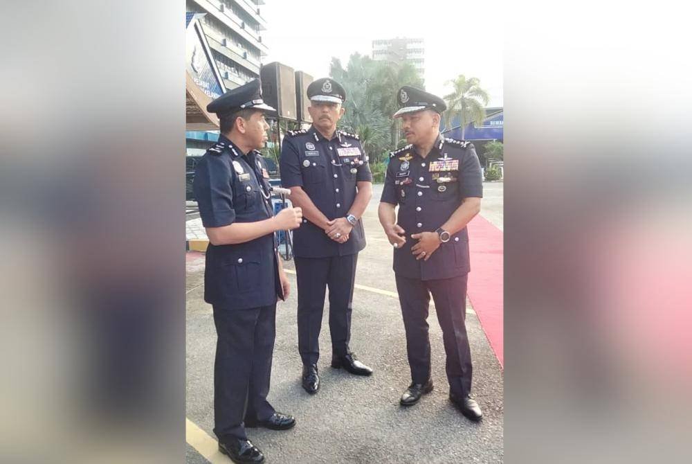 Mohd Yusoff (kanan) menghadiri Majlis Perhimpunan Bulanan Warga Ibu Pejabat Polis Kontinjen (IPK) Kelantan pada Ahad.