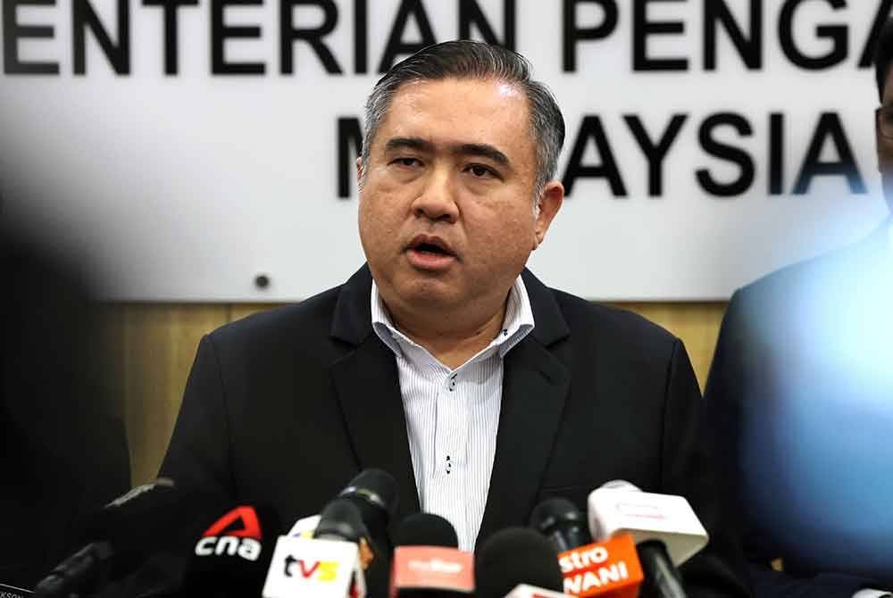 Anthony Loke ketika sidang media di Kementerian Pengangkutan di Putrajaya pada Jumaat.