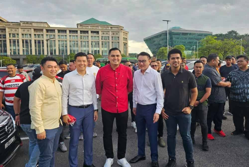 Choo Seong (dua dari kiri) dan Akmal Saleh (tengah) menghadiri ke perhimpunan Solidariti Bersama Datuk Seri Najib Tun Razak Menuntut Keadilan bagi menyatakan sokongan kepada bekas presiden parti berkenaan.