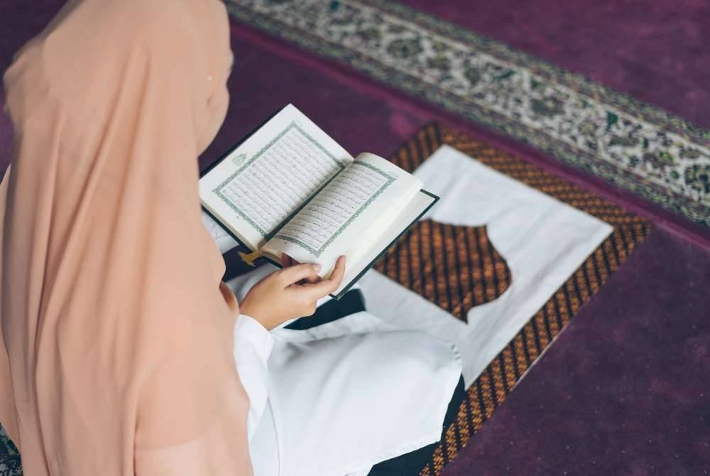 KETAHUI hukum wanita membaca al-Quran dalam keadaan tidak menutup aurat dengan sempurna. -Foto: CANVA