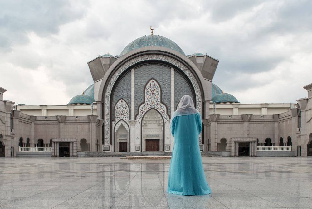 NON-MUSLIM yang mahu masuk ke dalam masjid perlu mendapatkan kebenaran dan beradab. Foto CANVA