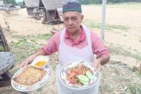 Tun Ahmad menunjukkan martabak daging rusa (kiri) dan nasi goreng daging rusa (kanan) yang sudah siap dimasak.