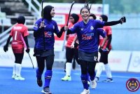 Hanis (kanan) muncul wira selepas meledak gol tunggal untuk membantu Blue Warriors merangkul kejuaraan Piala Sumbangsih di Bukit Jalil pada Sabtu. Foto MHC.